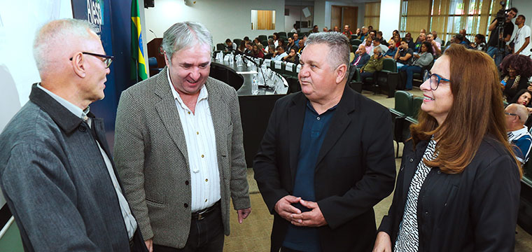 Vice presidente do SINTETEL, Jos Roberto ( esquerda), o assessor tcnico da Anatel, Jos Umberto Sverzut, Mauro Cava e Cristiane do Nascimento do SINTETEL