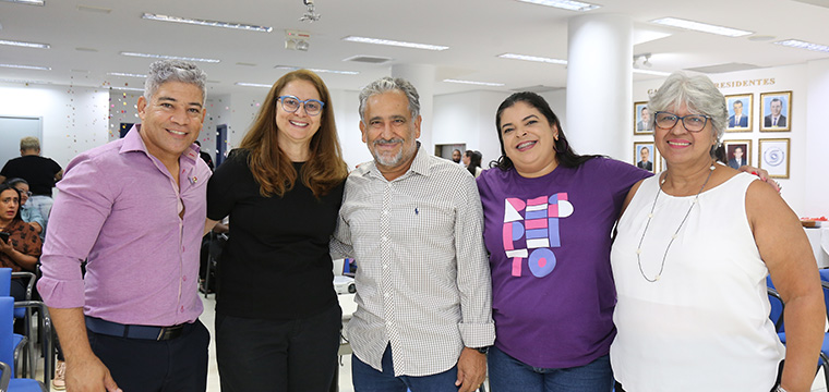 Ao centro, Cristiane; Gilberto e Maria Edna do Sintetel e, pela UGT, Cleonice Caetano e Leonardo Borile