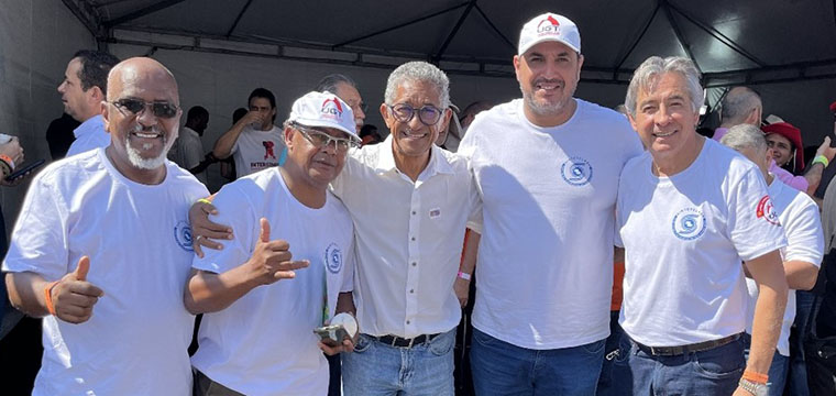 Os dirigentes do SINTETEL, Gilson Carvalho, Sergio Reis, o deputado federal Vicentinho, Alex Vilela e Marcos Milanez
