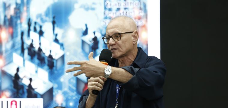 O presidente da CONTICOP e vice-Presidente do SINTETEL, Jos Roberto sada os presentes