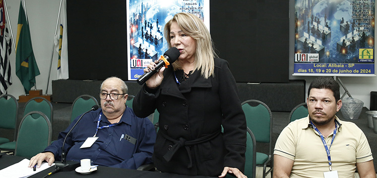 Iara Martins, presidenta do Sinttel-RN, sada a plenria do Congresso