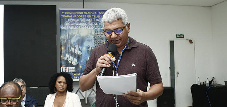 Lauro Siqueira, vice-presidente do Sinttel-MT, apresenta um destaque
