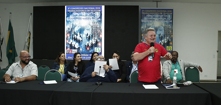 Mauro Cava de Britto, secretrio Geral do SINTETEL, apresenta as resolues da Comisso de Conjuntura e Negociao Coletivaa Comisso de