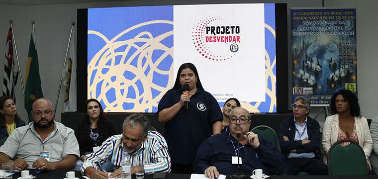 Maria Edna Medeiros, secretria da Mulher da FENATTEL, traz informes sobre a reunio de mulheres da UGT