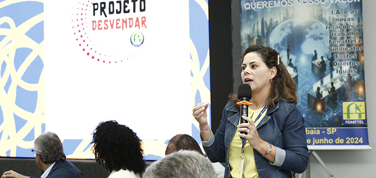 Gabriela Cordeiro, do Sinttel - SC, apresentou o Projeto Desvendar para a juventude