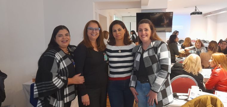  esquerda, Cristiane do Nascimento e Maria Edna, do SINTETEL, e Gabriela Cordeiro e Gisele Benthien, do Sinttel  SC,  direita
