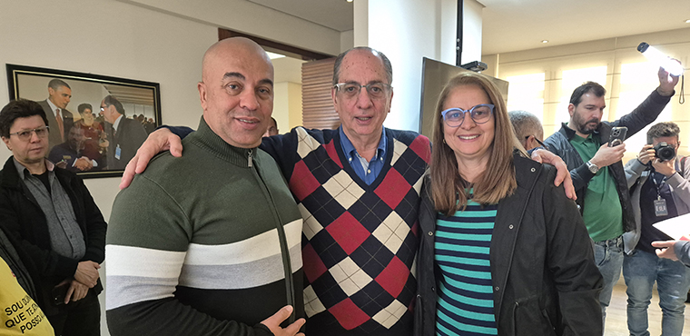 Os dirigentes do SINTETEL, Paulo Xavier e Cristiane do Nascimento, e Ricardo Patah ( ao centro), presidente da UGT