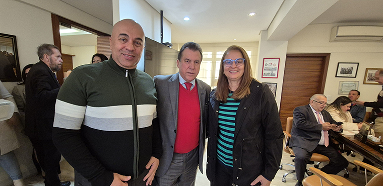 O ministro do Trabalho e Emprego, Luiz Marinho (ao centro); e os dirigentes do SINTETEL, Paulo Xavier e Cristiane do Nascimento