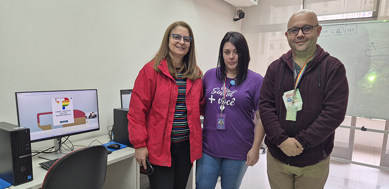A diretora Social do SINTETEL, Cristiane do Nascimento, com a delegada Sindical Karina e o representante da Teleperformance