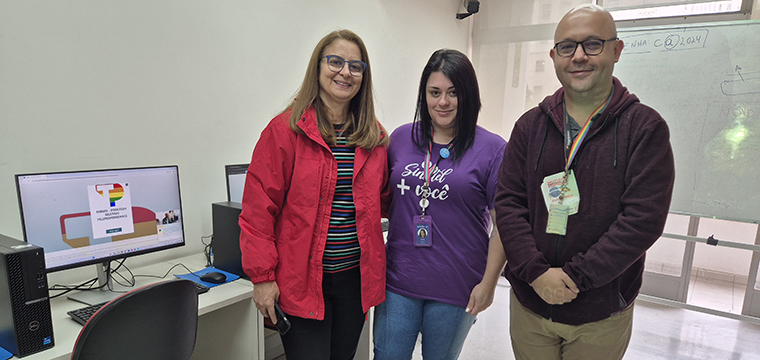 A diretora Social do SINTETEL, Cristiane do Nascimento, com a delegada Sindical Karina e o representante da Teleperformance