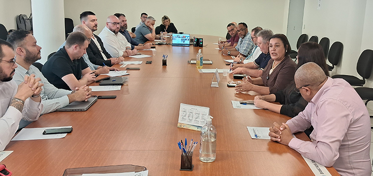 Aurea Barrence, coordenadora do Teleatendimento do SINTETEL, apresenta as reivindicaes dos trabalhadores