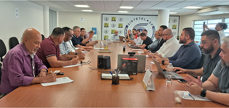 Mauro Britto, coordenador de Negociao do SINTETEL, faz a abertura da reunio
