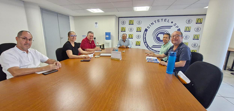 Presidente do SINTETEL, Gilberto Dourado (ao fundo de camisa azul), participa de reunio com o CEREST