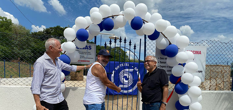 Presidente do SINTETEL, Gilberto Dourado (ao meio) reabre a piscina olmpica