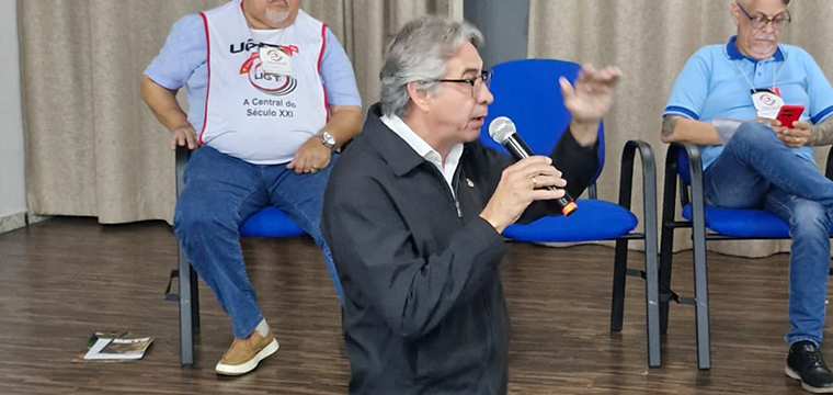 Diretor do SINTETEL eleito delegado para a Conferncia, Marcos Milanez, fala durante a plenria em Campinas