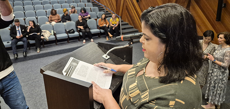 Maria Edna, secret�ria da Mulher do SINTETEL e da FENATTEL, assina o Pacto Ningu�m Se Cala