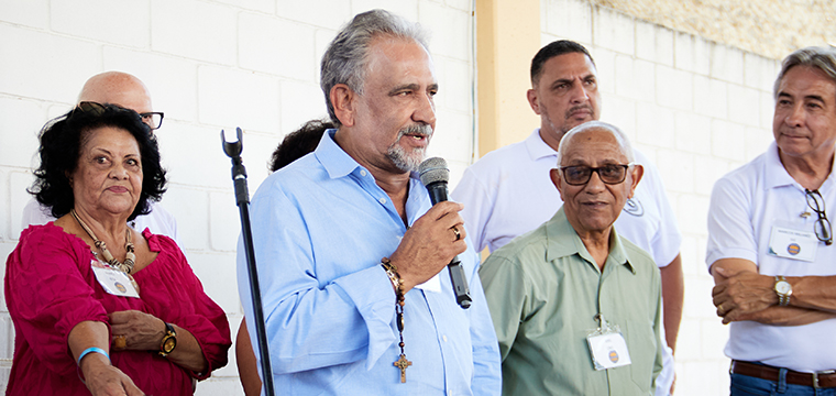 Gilberto Dourado, presidente do SINTETEL, fala aos presentes