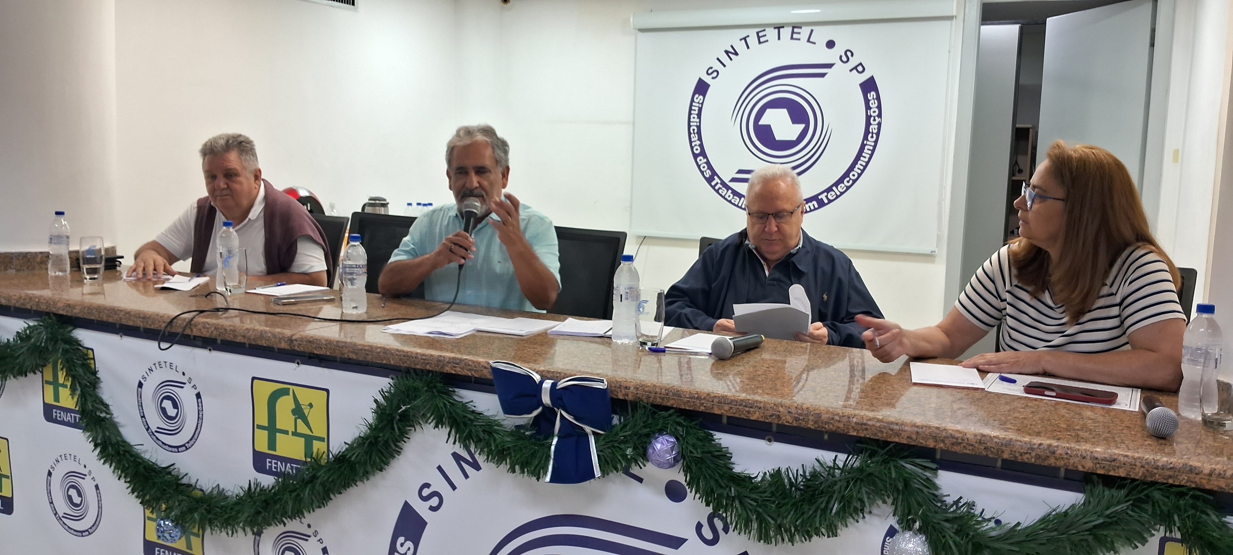 Gilberto Dourado, presidente do SINTETEL, conduz a assembleia