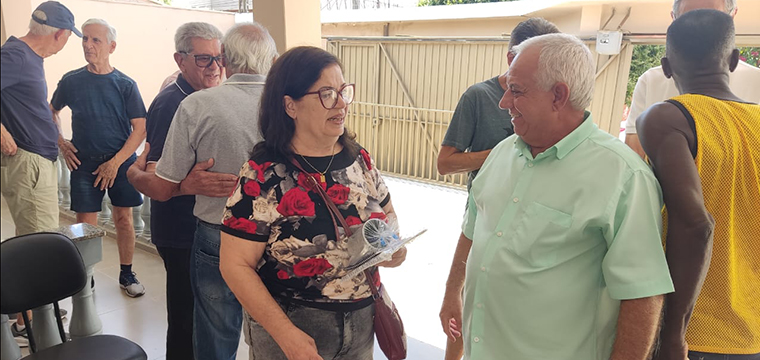 Sergio Vanzella, diretor de Aposentados, recepciona participante