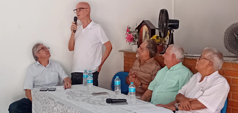 Osmar Ferreira, diretor de Aposentados, faz sua explana��o aos aposentados