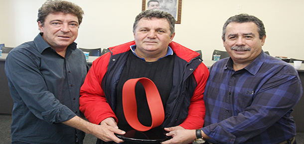 Diretor Mauro Cava com um prot�tipo do monumento ao lado do prefeito Carlos Grana (esq.)  e Martinha (dir.), presidente do Sindicato dos Metal�rgicos