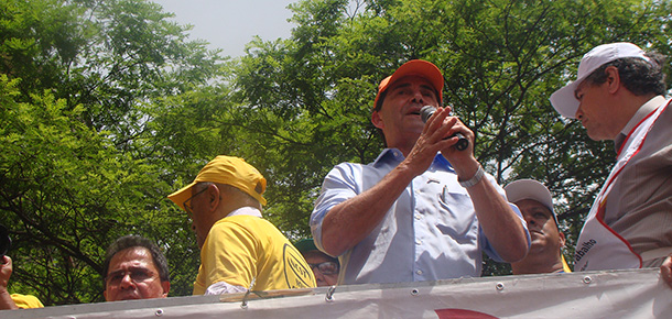 O ex-presidente da Fora Sindical discursa aos trabalhadores