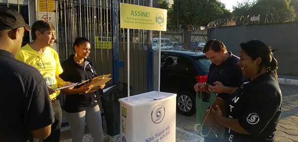 Coleta de assinaturas na porta da Procisa