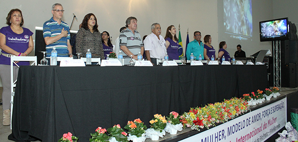 Componentes da mesa cantam o Hino Nacional