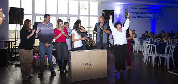 Sorteada comemora ao receber a TV de 42 polegadas