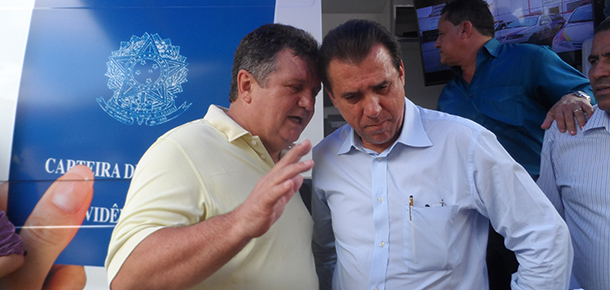 Prefeito de So Bernardo do Campo,Luiz Marinho, ouve com ateno as ponderaes do diretor regional do Sintetel no ABC, Mauro Cava de Britto