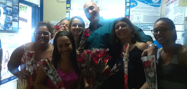 As convidadas foram homenageadas com flores