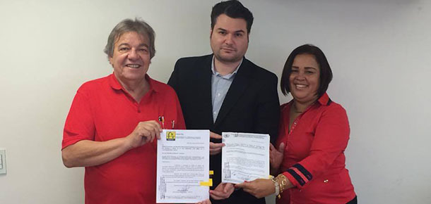 Os dirigentes sindicais Jos Carlos Guicho (Fenattel) e Aurea Barrence (Sintetel) entregam as Pautas ao diretor de negociaes do Sindicato Patronal, Rodrigo Rosa