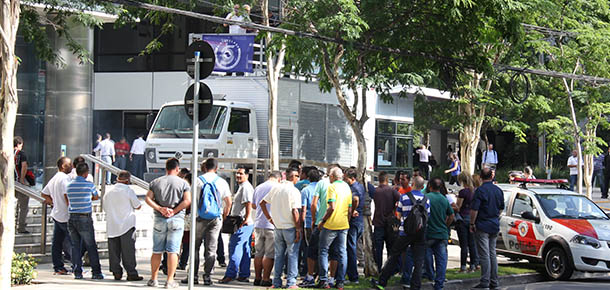 Os ex-trabalhadores da Lider protestaram na porta do prdio da Vivo-Eco Berrini em 02/02