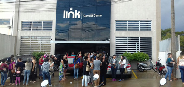 Trabalhadores protestam pelo pagamento de seus direitos