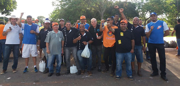 Os dirigentes Alexandro e Anderson Reis (ambos ao lado esquerdo do vice-presidente da Fora Sindical,  Miguel Torres) e Edival dos Santos (penltimo com a mo levantada)