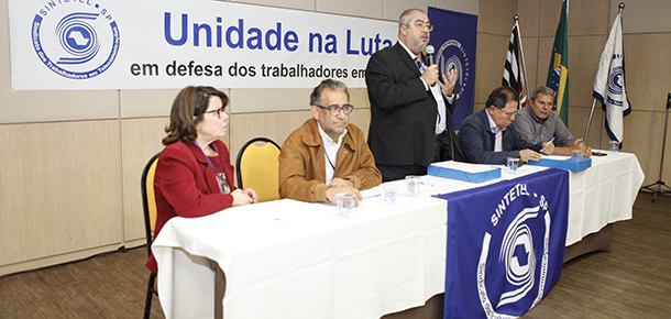 Almir Munhoz (em p) foi reeleito como presidente do Sintetel
