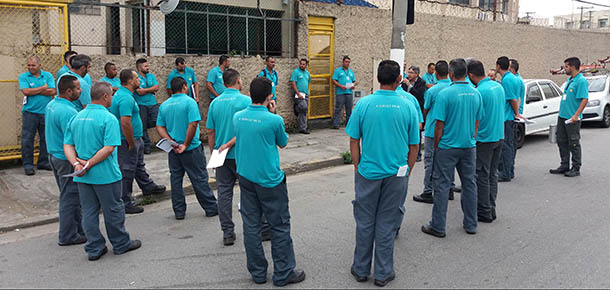 Dirigente sindical conversa com os trabalhadores da Serede