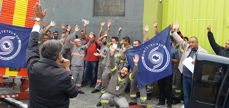 Trabalhadores protestam em frente a empresa