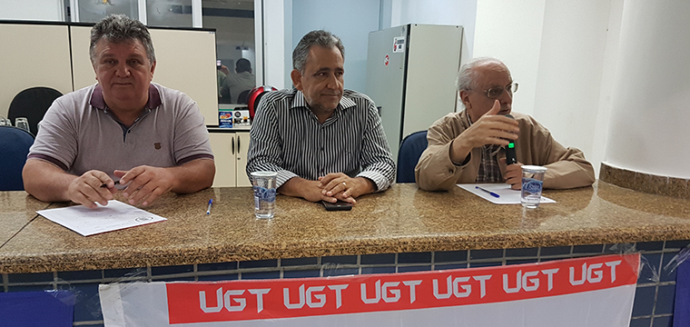 Dirigentes do Sintetel Mauro Cava de Britto que conduziu a reunio, Gilberto Dourado e o palestrante Joo Guilherme