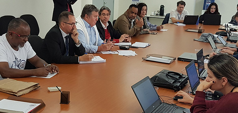 Vice-presidente do Sintetel, Mauro Cava de Britto (ao centro de camisa azul) conduz as negociaes com as empresas