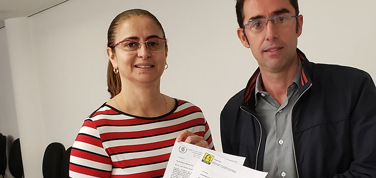 Dirigente do Sintetel, Cristiane do Nascimento entrega a Pauta ao representante da VIVO, Marcio Afonso