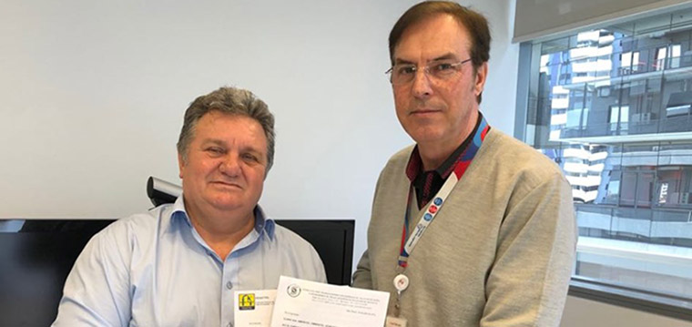 Mauro Cava de Britto, vice-presidente do Sintetel entrega a Pauta ao representante da Claro, Fernando Branquinho