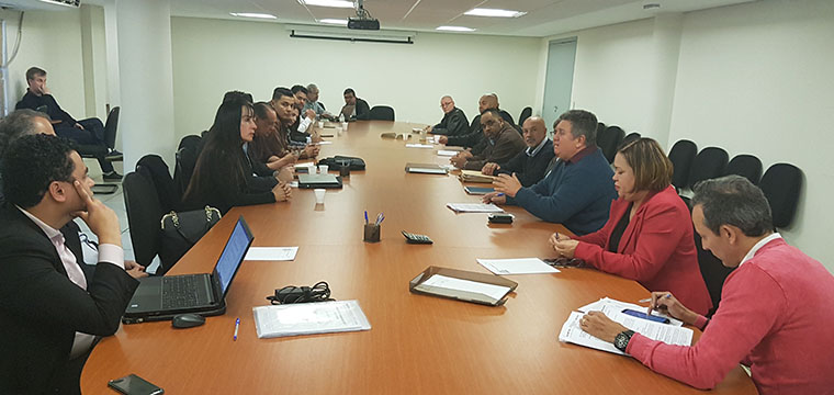 Representantes das empresas (esq.) ouvem explanaes do vice-presidente do SINTETEL, Mauro Cava de Britto, e da bancada sindical 