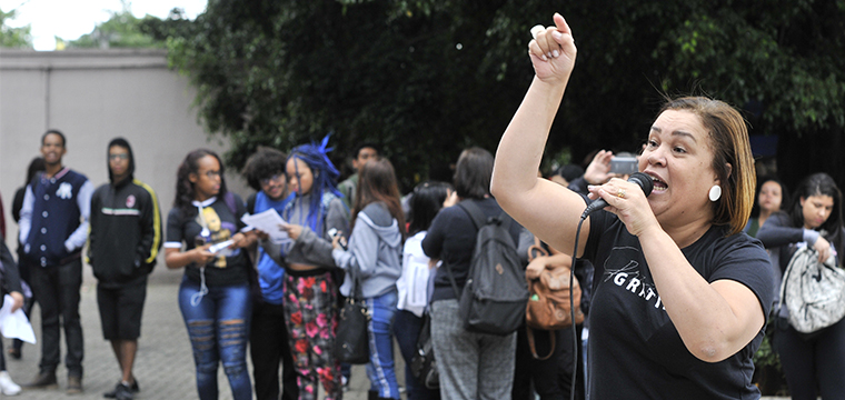 Dirigente do Sintetel, Aurea Barrence, cobra o pagamento de uma PLR digna