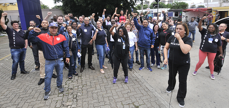 Protesto ocorreu hoje em frente a TP