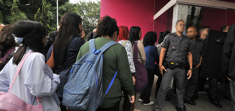 A mando da empresa, polcia fora trabalhadores a entrar e deixar o protesto