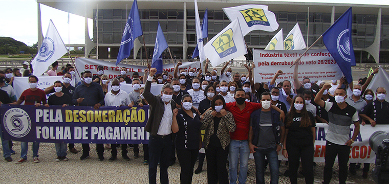 Os dirigentes do Sintetel/Fenattel caminharam at a Praa dos Trs Poderes durante protesto 