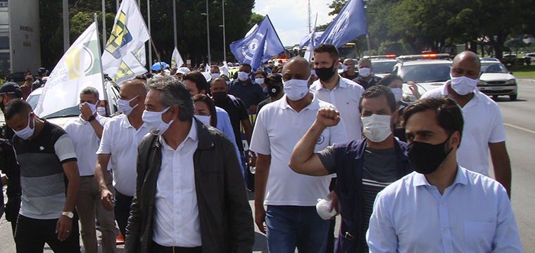 O ato teve caminhada da sede do Ministrio da Economia at a Praa dos Trs Poderes.