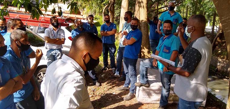 Dirigente do Sintetel, Gilson Carvalho, explica a proposta do PPR aos trabalhadores