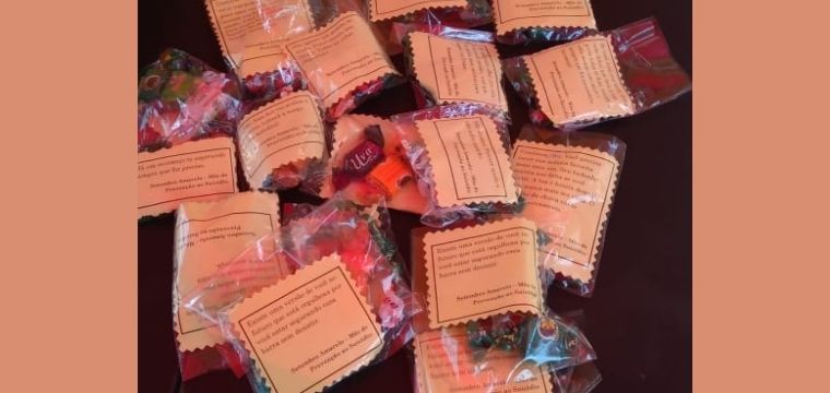 Os cipeiros entregaram um kit com doces contendo frases motivacionais de incentivo  vida 